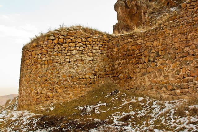 Göyəzən qalasının qarla örtülü yamacdakı daş divar qalığı