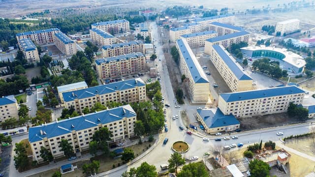Naftalan şəhərinin havadan görünüşü: mavi damlı binalar və yaşıl küçələr