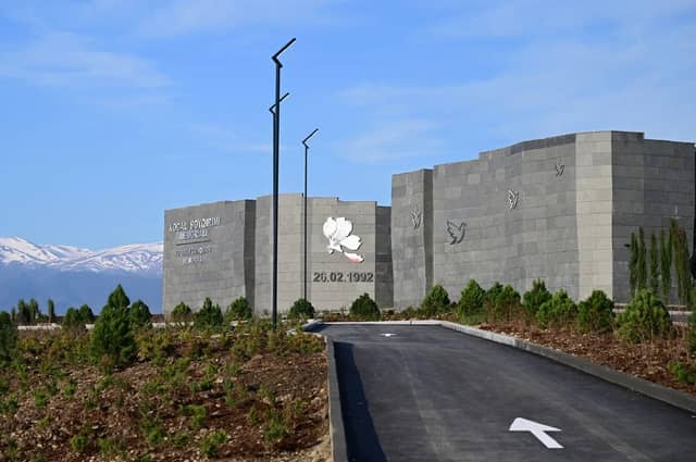 Xocalı Soyqırımı Memorialının boz daş kütlələrdən ibarət binası və ona aparan yol