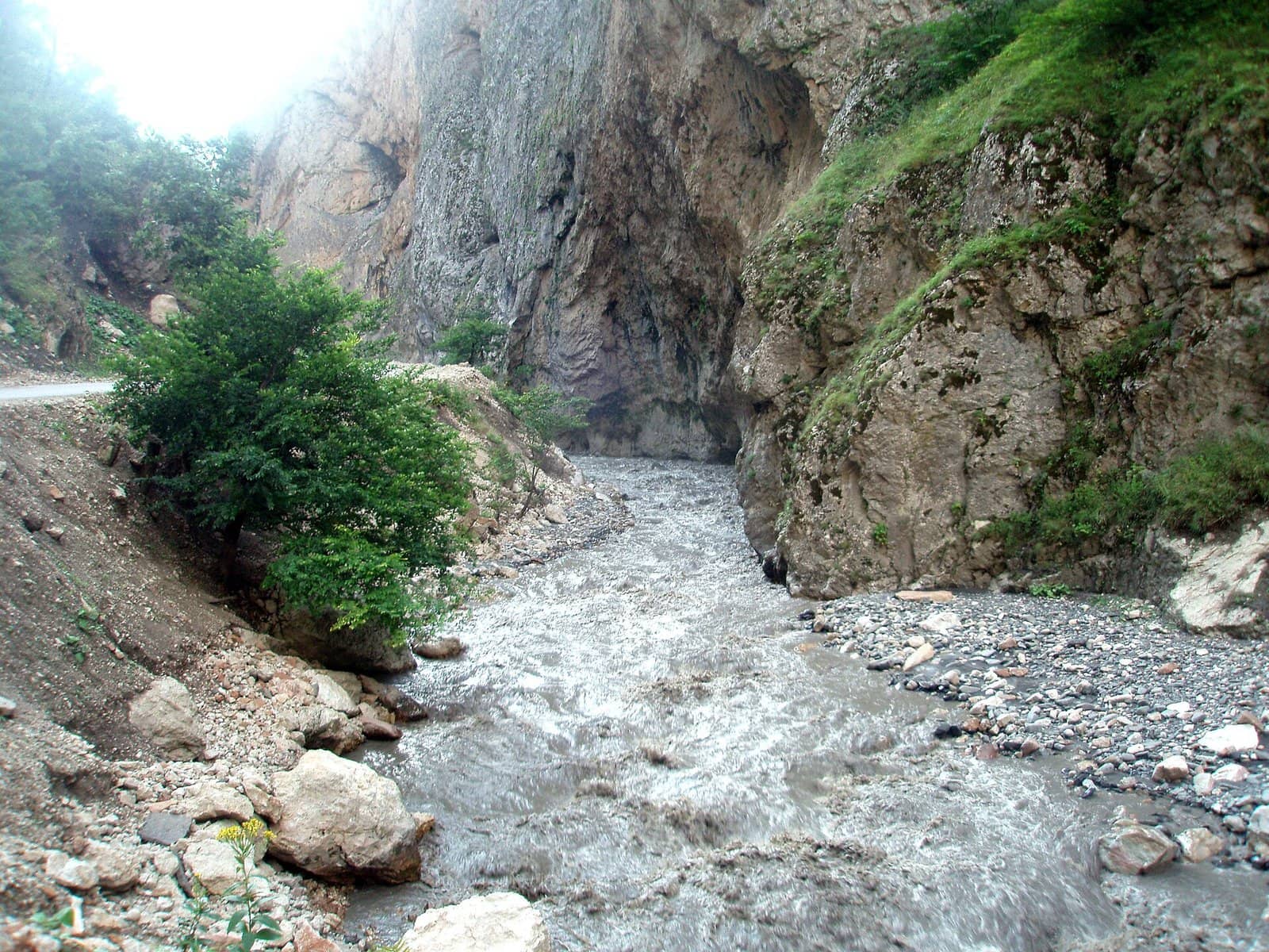 Qudyalçay kanyonunda hündür qaya divarları arasından axan dağ çayı.