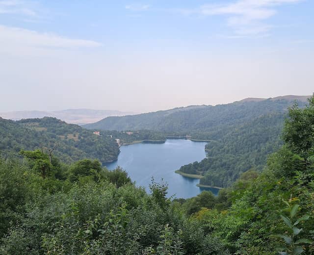 Meşəli dağlar arasında uzanan Göygöl gölü