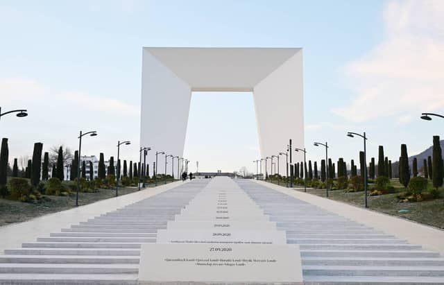 Xankəndidə Zəfər parkında ağ tağvari abidə və ona aparan pilləkənli xiyaban