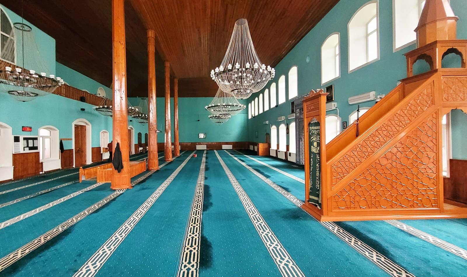 Taxta sütunları, minbəri və çilçıraqları olan Şəki Cümə məscidinin daxili.
