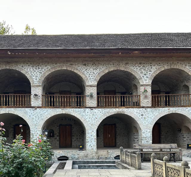 Şəkidə Yuxarı Karvansaranın iki mərtəbəli tağlı qalereyaları.