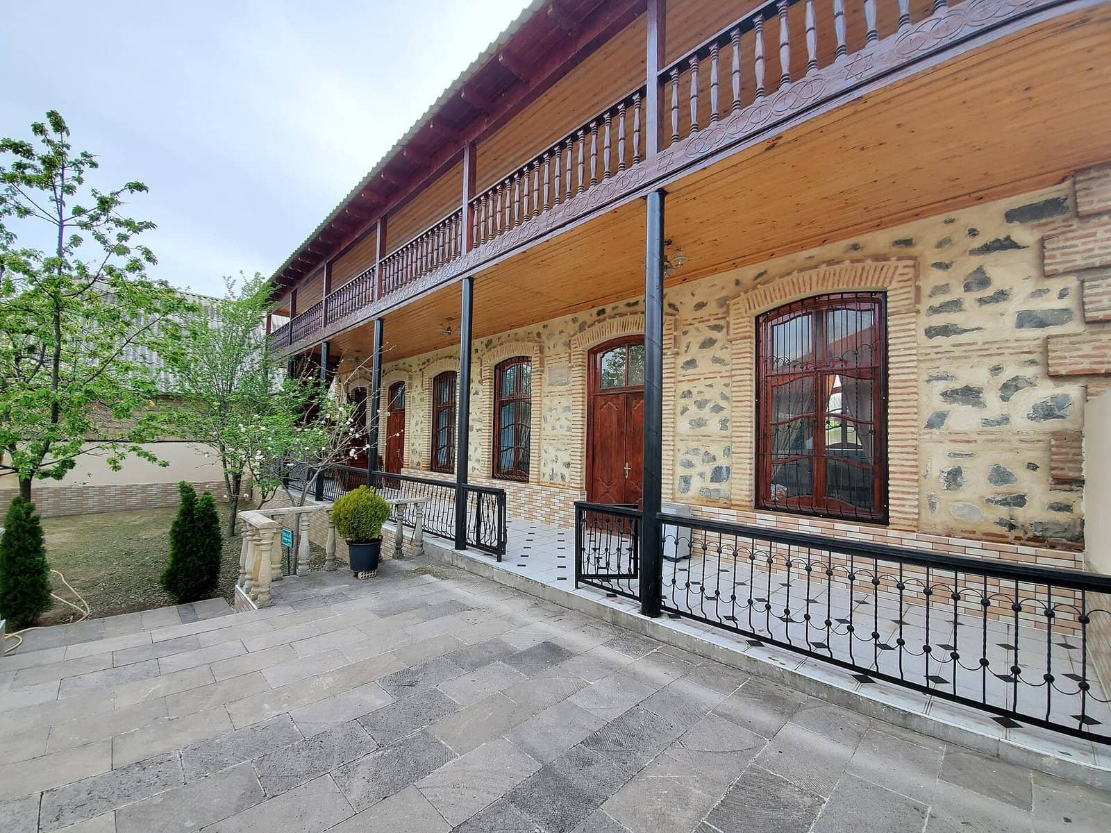 Oğuzda taxta eyvanlı daş Yuxarı məhəllə sinaqoqu.